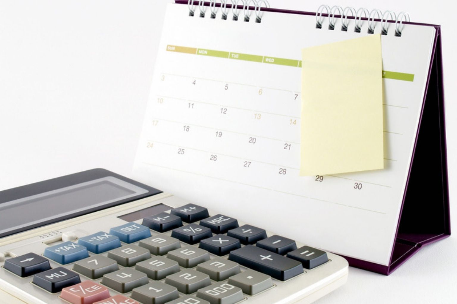 Lommeregner og bordkalender på et skrivebord